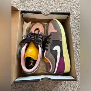 Big Kid's Jordan 1 Low SE Oil Grey/White/Pink, Sz 4.5